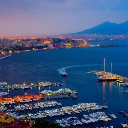 Vesuvius Suite - Elegante Appartamento In Centro Неаполь Екстер'єр фото