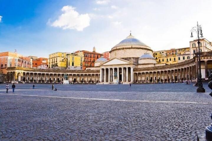 Vesuvius Suite - Elegante Appartamento In Centro Неаполь Екстер'єр фото