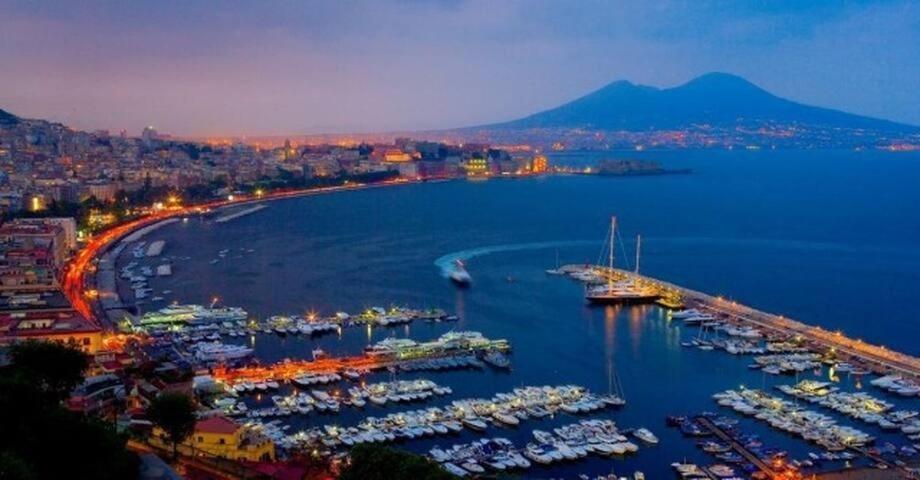 Vesuvius Suite - Elegante Appartamento In Centro Неаполь Екстер'єр фото