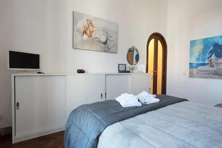 Vesuvius Suite - Elegante Appartamento In Centro Неаполь Екстер'єр фото