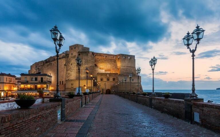 Vesuvius Suite - Elegante Appartamento In Centro Неаполь Екстер'єр фото